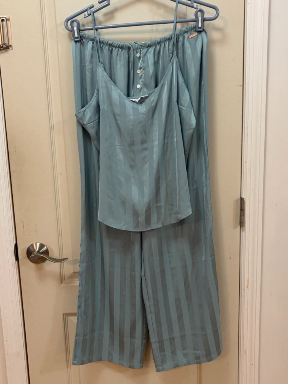 Danskin Womens L 97% Polyester/3% Spandex 2 Piece Satin Pajama Set. Green.